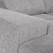 Nahaufnahme einer grauen Stoff-Rundecke mit Armlehne, Perspektive von der Seite.