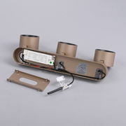 Rückansicht eines LED-Spots mit drei Fassungen und offenem Gehäuse, das die interne Verkabelung zeigt.