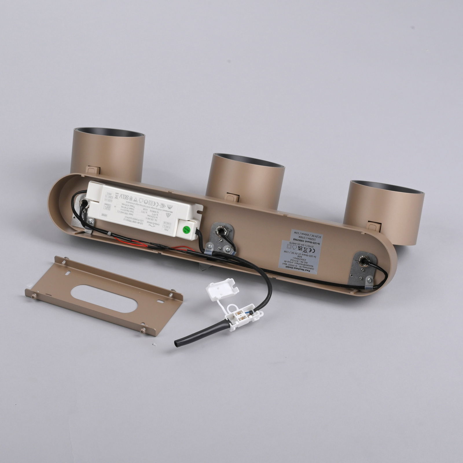 Rückansicht eines LED-Spots mit drei Fassungen und offenem Gehäuse, das die interne Verkabelung zeigt.