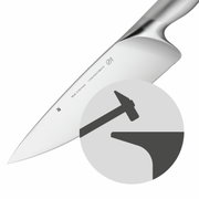 Nahaufnahme eines hochwertigen Küchenmessers mit Edelstahlklinge und ergonomischem Griff, seitliche Perspektive.