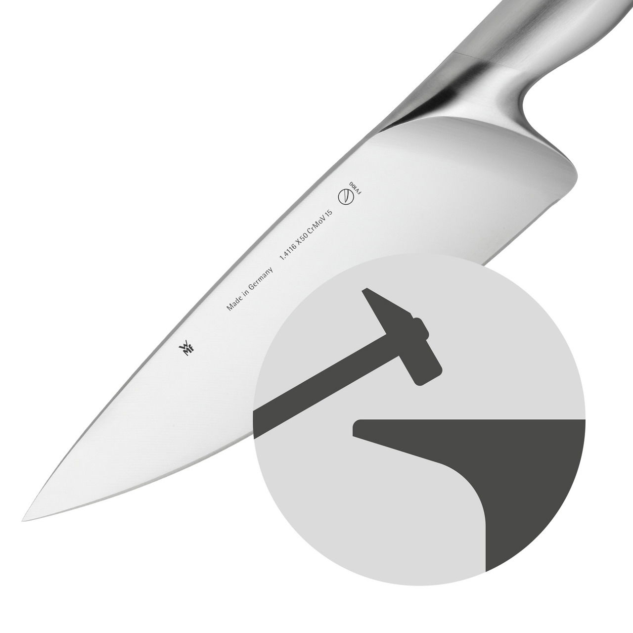 Nahaufnahme eines hochwertigen Küchenmessers mit Edelstahlklinge und ergonomischem Griff, seitliche Perspektive.