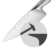 Nahaufnahme eines hochwertigen Küchenmessers mit Edelstahlklinge und ergonomischem Griff, seitliche Perspektive.