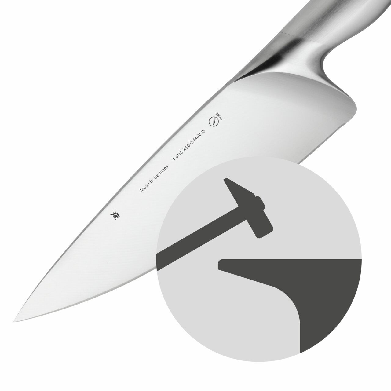 Nahaufnahme eines hochwertigen Küchenmessers mit Edelstahlklinge und ergonomischem Griff, seitliche Perspektive.