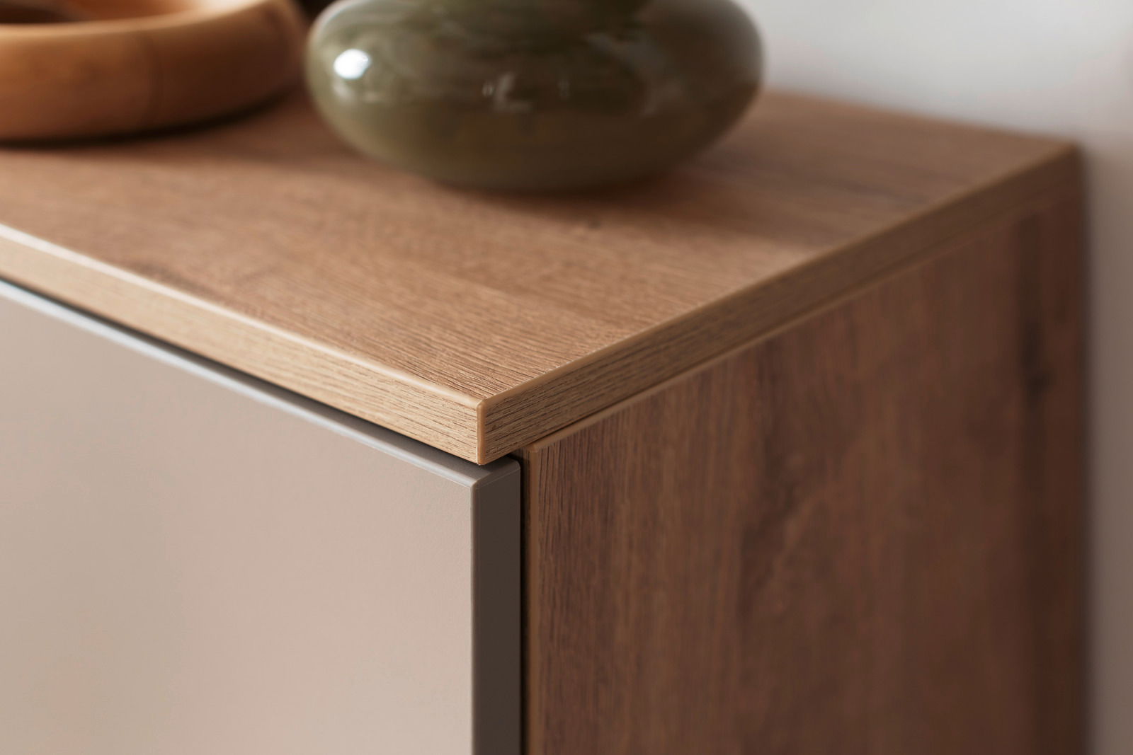 Nahaufnahme eines Schuhschranks mit Holzoberfläche und dekorativen Elementen, seitliche Perspektive