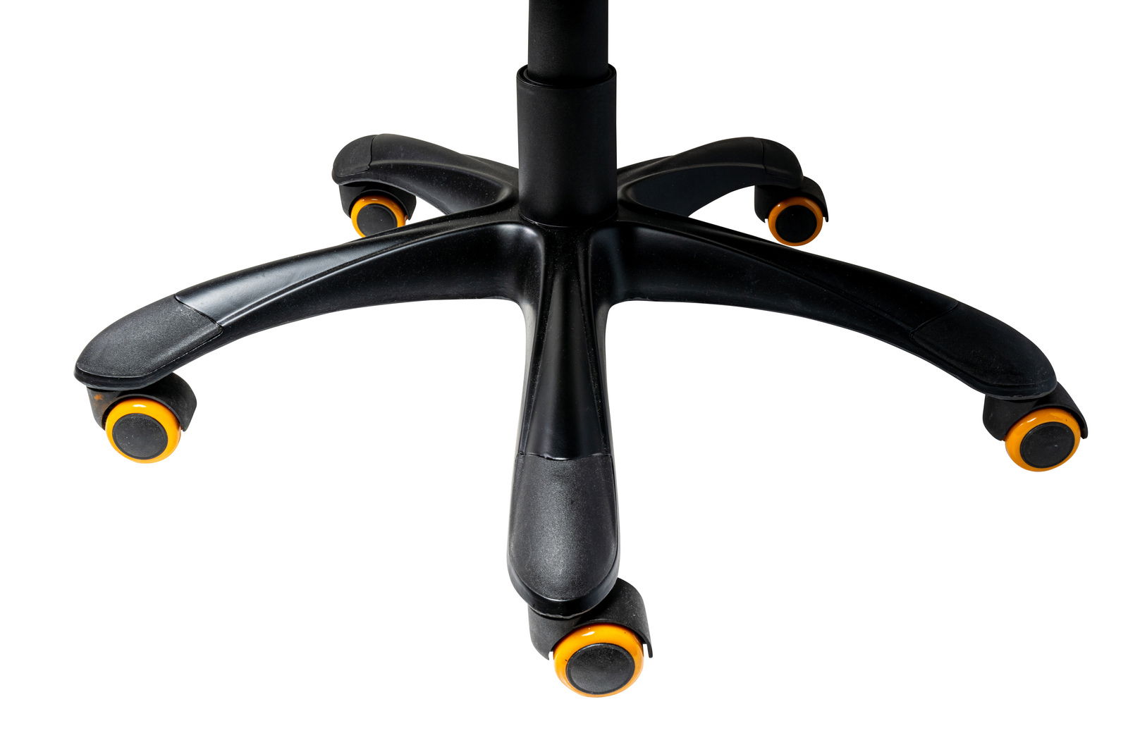 Nahaufnahme der Basis eines Gaming-Stuhls mit fünf schwarzen Rollen und orangefarbenen Akzenten, von oben betrachtet.