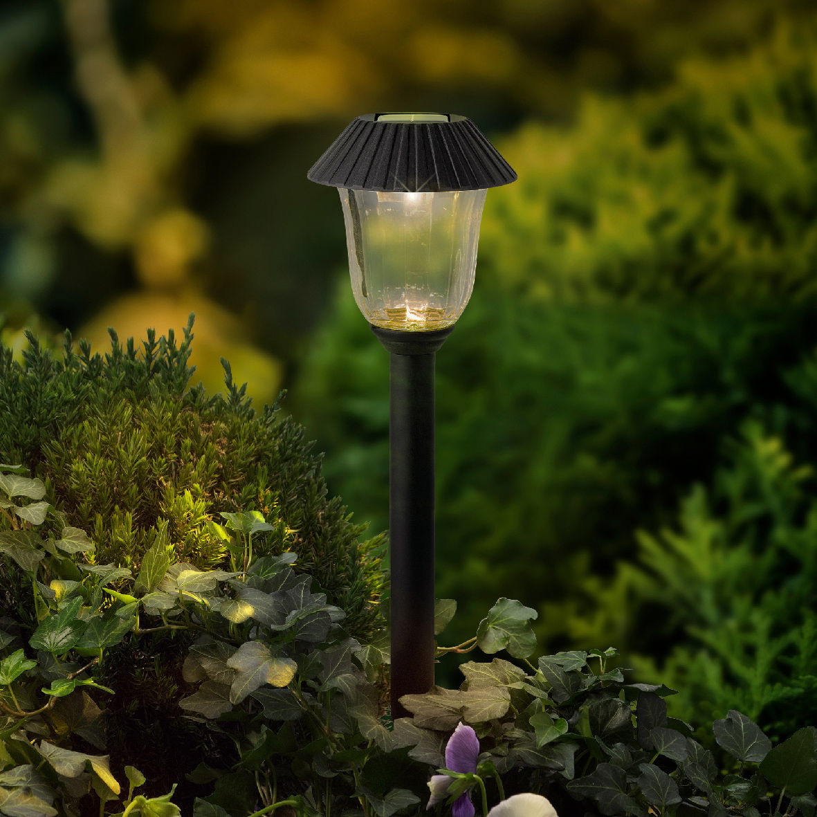 Solarbetriebene Stabbeleuchtung im Garten, seitliche Perspektive
