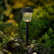 Solarbetriebene Stabbeleuchtung im Garten, seitliche Perspektive