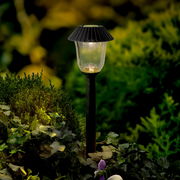 Solarbetriebene Stabbeleuchtung im Garten, seitliche Perspektive