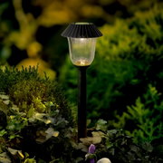 Solarbetriebene Stabbeleuchtung im Garten, seitliche Perspektive