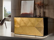 Goldenes Sideboard mit geometrischem Muster, seitliche Perspektive, dekoriert mit Kunstwerk und Vase.