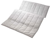 Sommerbettdecke 155x220cm in weißer Farbe, aus der Vogelperspektive fotografiert