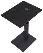 Moderner Beistelltisch mit schwarzer quadratischer Tischplatte und stabilem Standfuß, Ansicht von schräg oben.