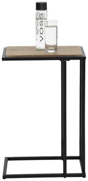 Moderner Beistelltisch mit schwarzem Metallrahmen und Holzplatte, seitliche Perspektive, mit einer Wasserflasche und einem Glas darauf.