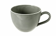 Graue Kaffeetasse mit Reliefstreifen, seitliche Perspektive