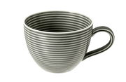Graue Kaffeetasse mit Reliefstreifen, seitliche Perspektive