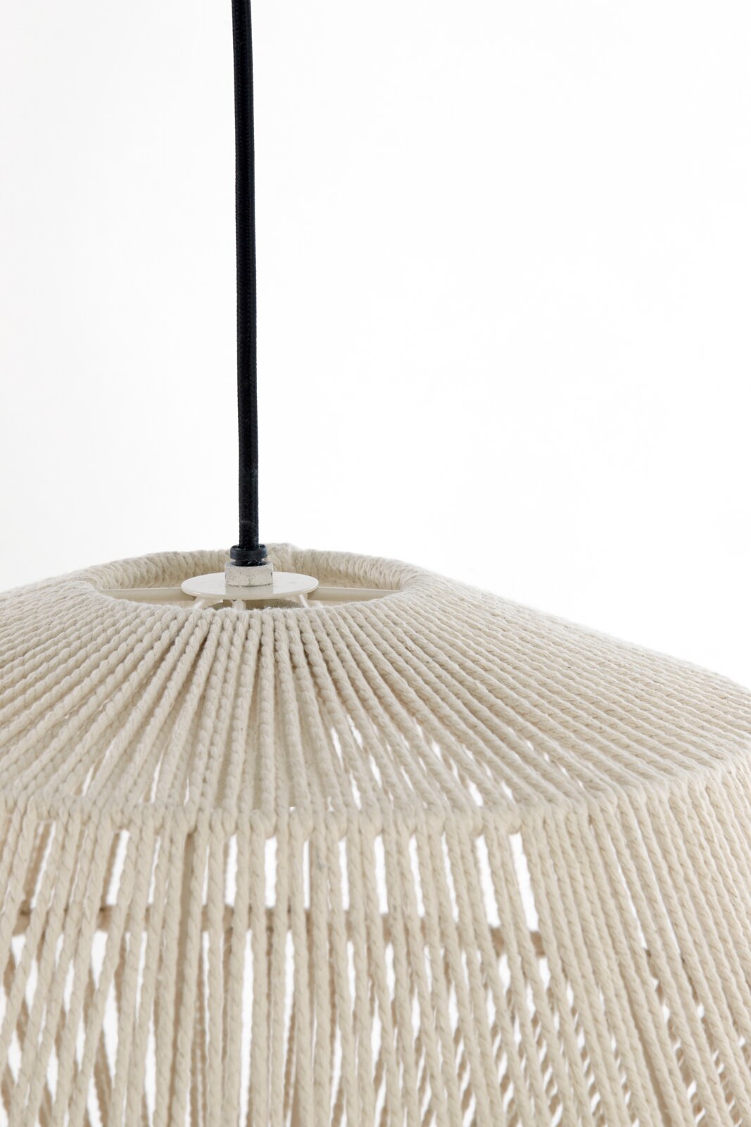 Detailaanzicht van bovenaf van een hanglamp met een crèmekleurige kap van gevlochten koord en een zwart snoer tegen een witte achtergrond