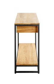 Schmaler Konsolentisch/Beistelltisch aus hellem Holz mit schwarzem Metallgestell, mit Schublade und unterer Ablage, freigestellt auf weißem Hintergrund, Frontansicht leicht von oben.