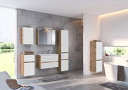Moderner Badezimmer-Waschplatz mit hängenden Schränken in Holzoptik und weißen Fronten, seitliche Perspektive