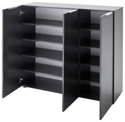 Schwarzer XL-Schuhschrank mit offenen Türen, seitliche Perspektive