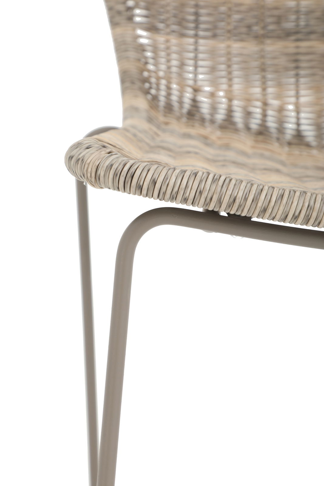 Nahaufnahme eines Stapelstuhls mit geflochtener Sitzfläche und Metallbeinen, seitliche Perspektive