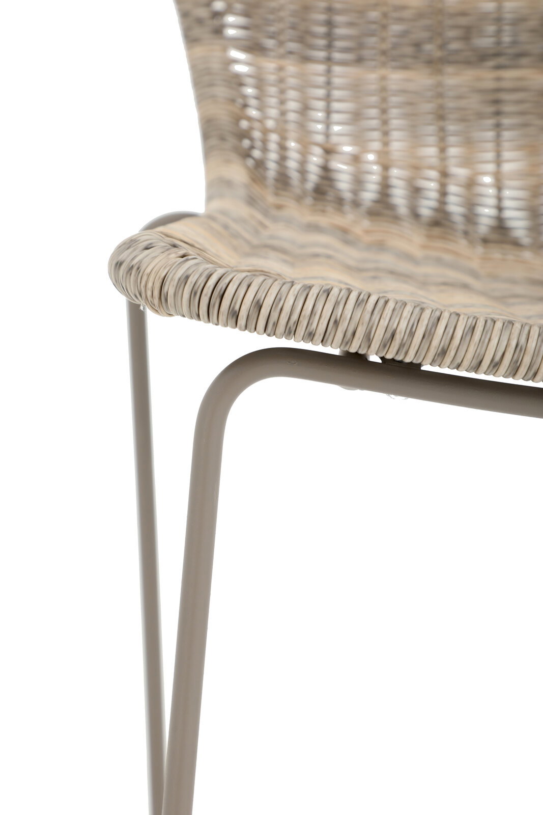 Nahaufnahme eines Stapelstuhls mit geflochtener Sitzfläche und Metallbeinen, seitliche Perspektive