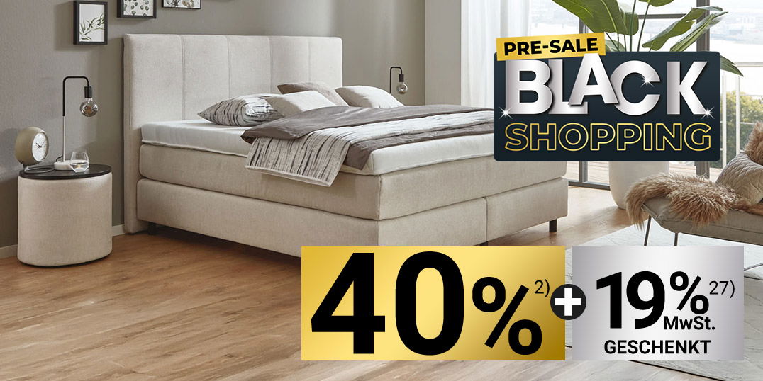 Modern eingerichtetes Schlafzimmer mit Boxspringbett, Holzboden, Wandbildern und großem Fenster, Pre-Sale Black Shopping