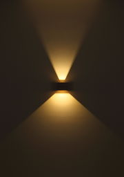 LED-Außenwandleuchte mit warmem Lichtstrahl, frontal betrachtet