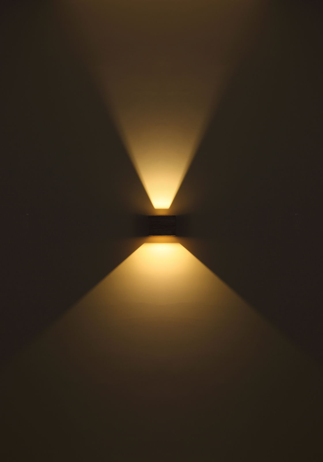 LED-Außenwandleuchte mit warmem Lichtstrahl, frontal betrachtet