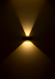 LED-Außenwandleuchte mit warmem Lichtstrahl, frontal betrachtet