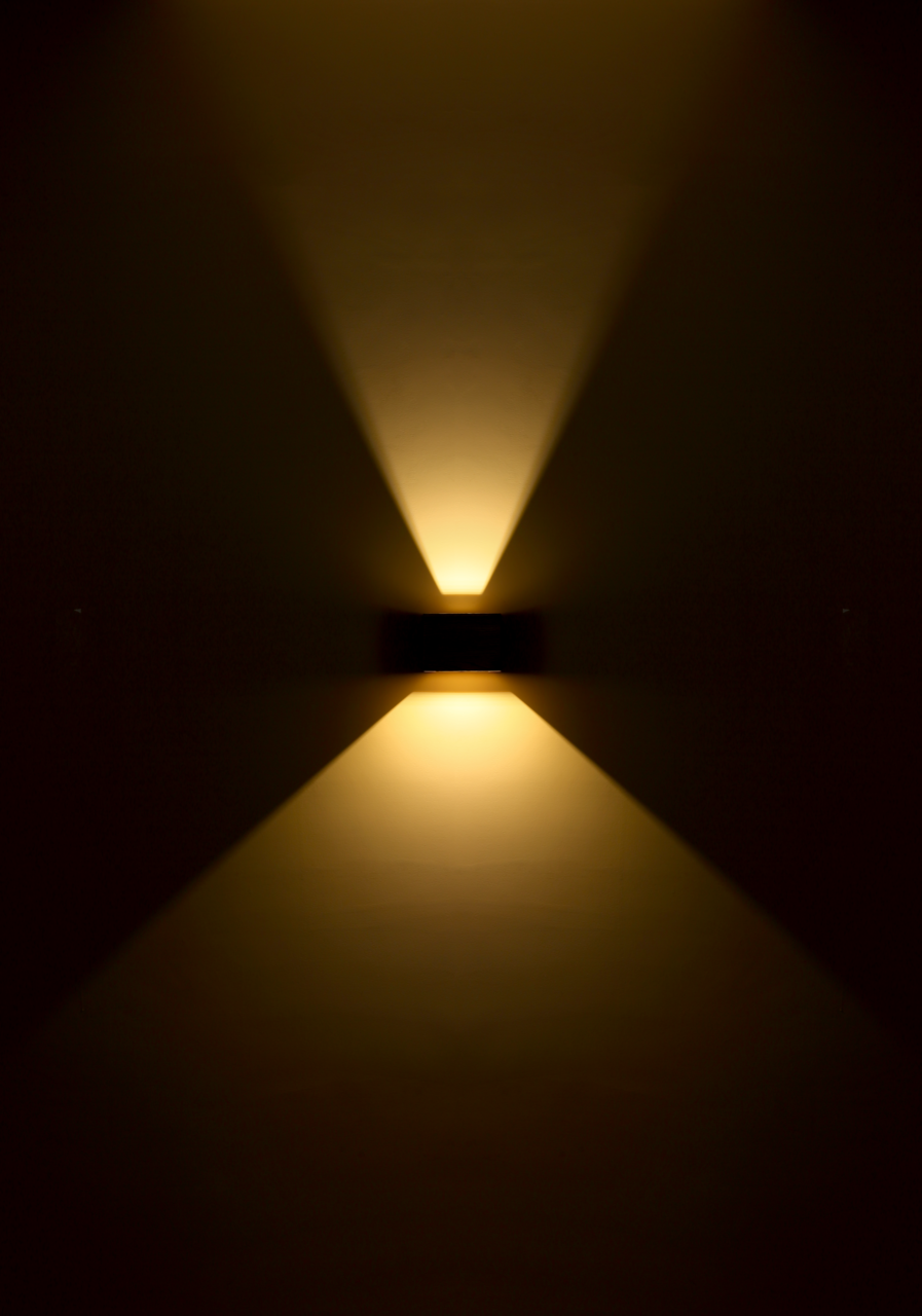 LED-Außenwandleuchte mit warmem Lichtstrahl, frontal betrachtet