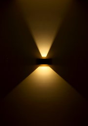LED-Außenwandleuchte mit warmem Lichtstrahl, frontal betrachtet