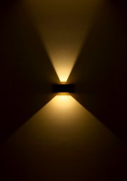 LED-Außenwandleuchte mit warmem Lichtstrahl, frontal betrachtet