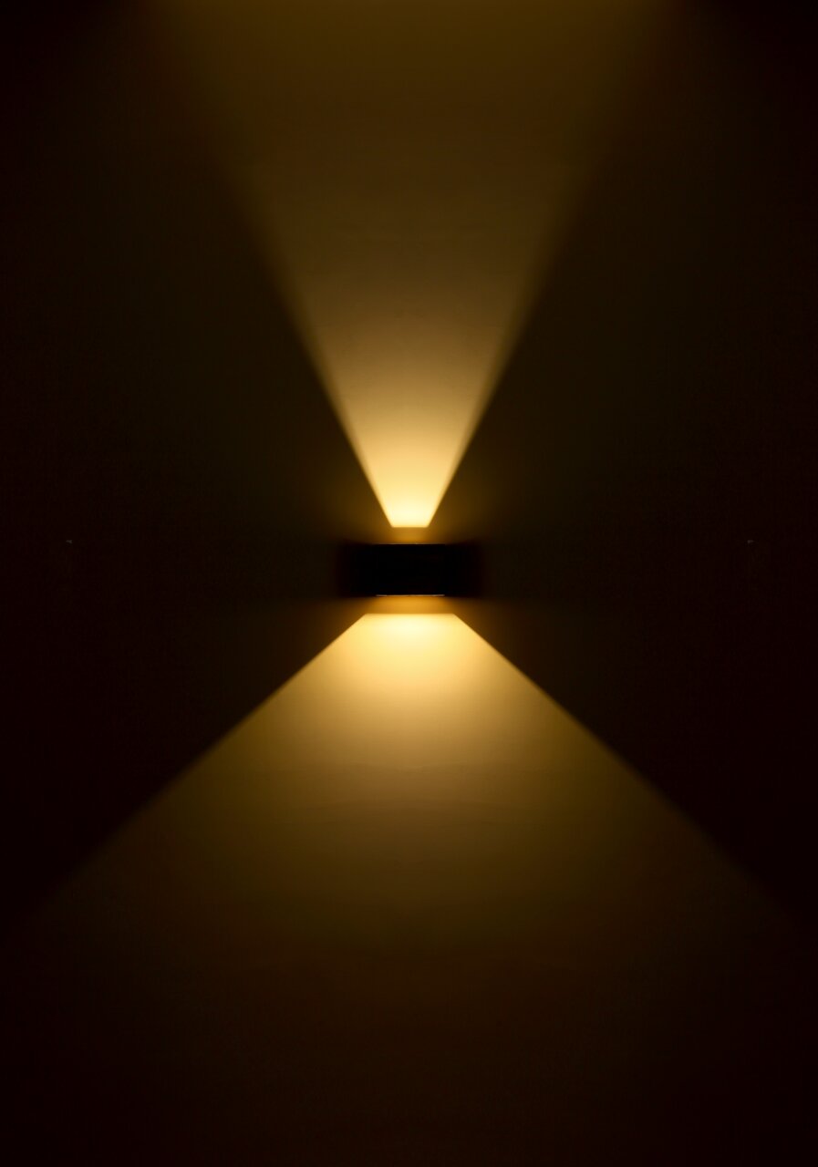 LED-buitenwandlamp met warme lichtbundel, gezien vanaf de voorkant