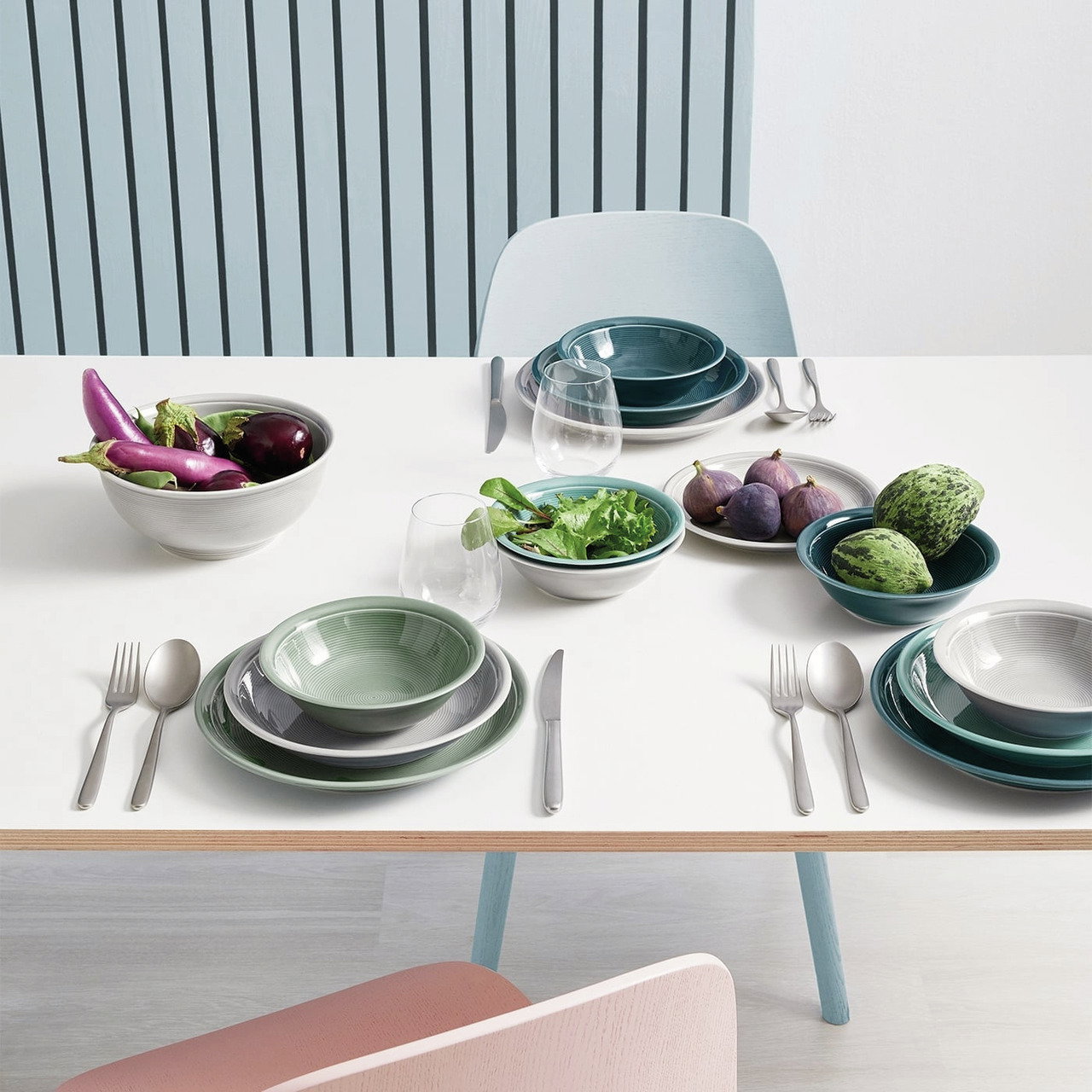 Thomas Suppenteller Trend Colour Ein stilvoll gedeckter Tisch mit einem Suppenteller in Nachtblau, umgeben von weiteren Geschirrteilen und frischem Gemüse. Perspektive von oben.