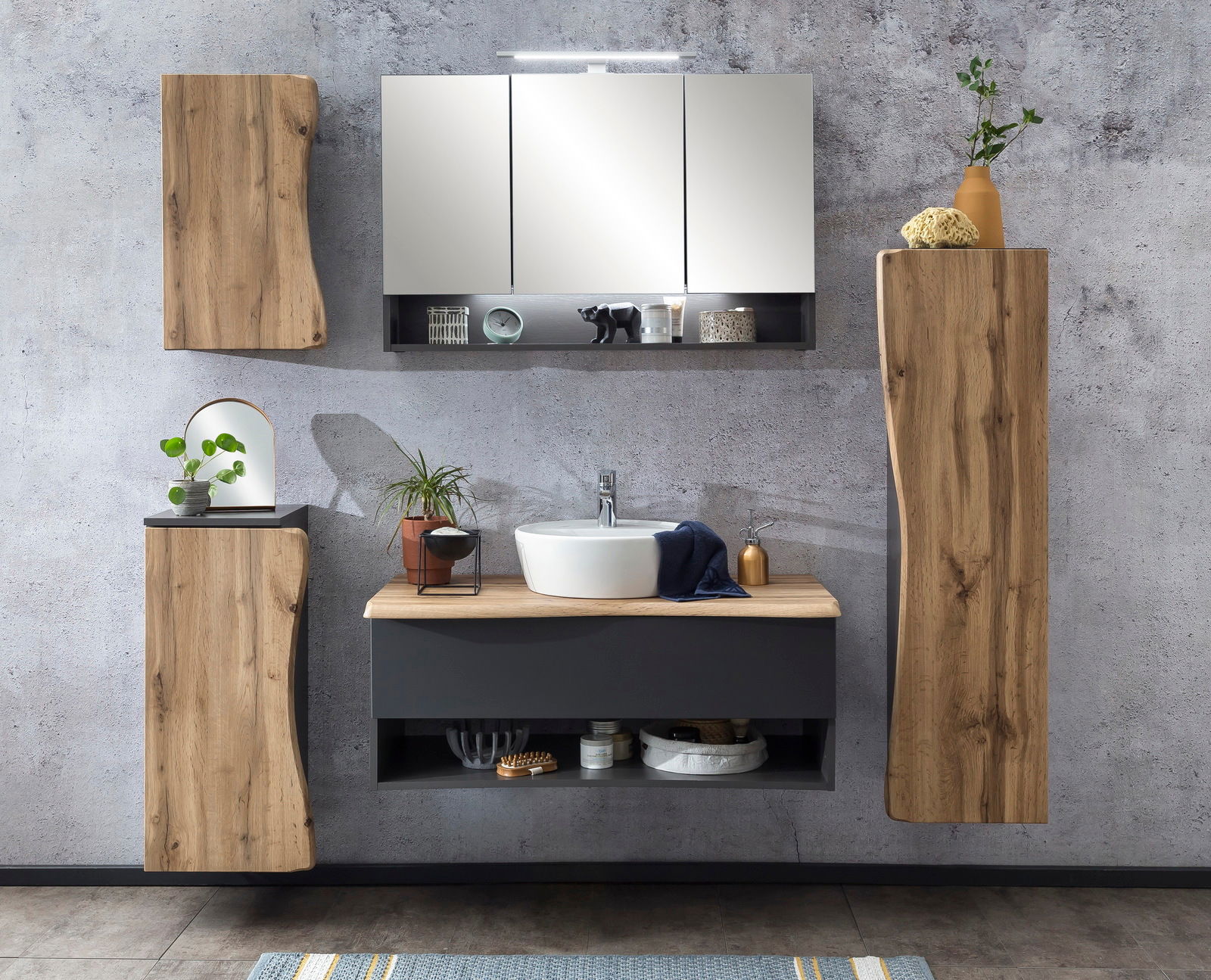 Moderne Badezimmermöbel mit Hängeschrank in Holzoptik, frontal betrachtet.