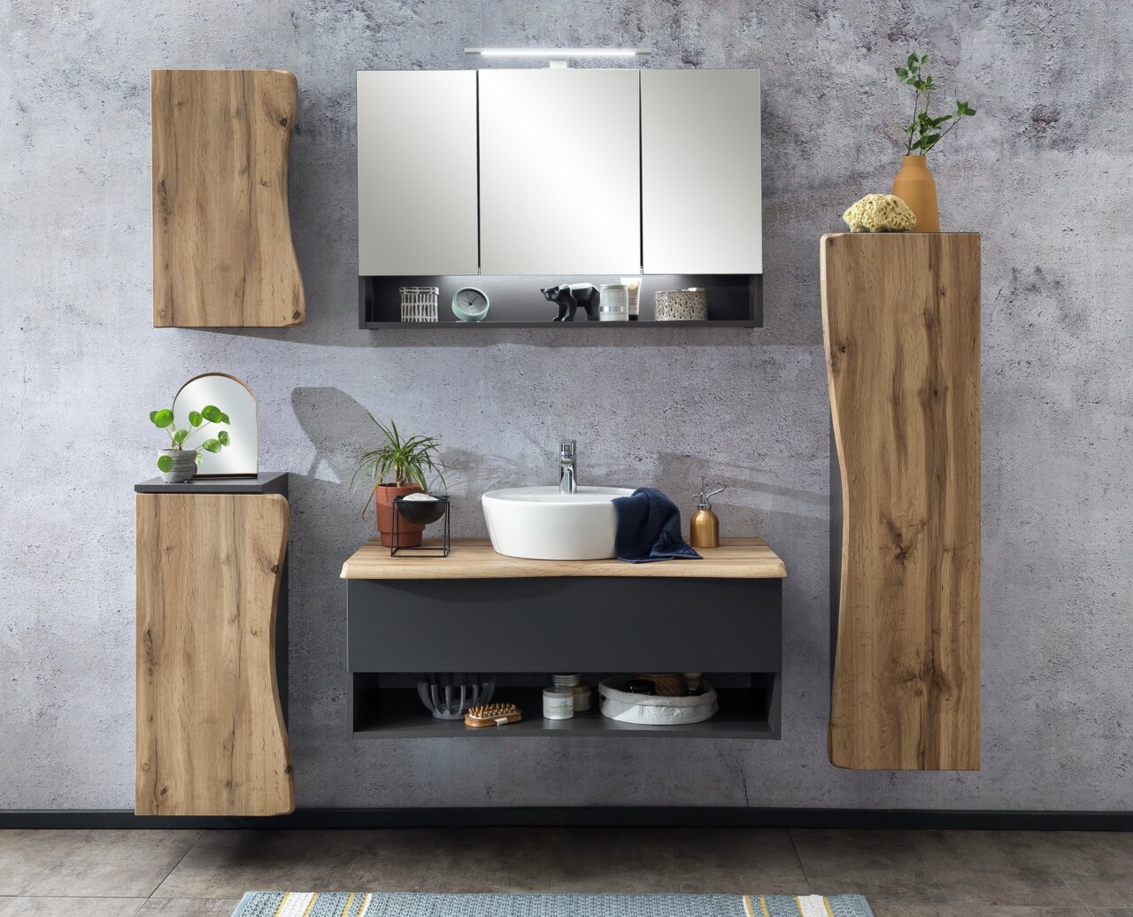 Moderne badkamermeubels met hangkast in houtlook, gezien vanaf de voorkant.