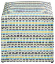 Sitzhocker mit buntem, gestreiftem Muster in Vorderansicht