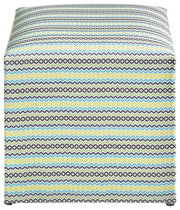 Sitzhocker mit buntem, gestreiftem Muster in Vorderansicht