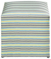 Sitzhocker mit buntem, gestreiftem Muster in Vorderansicht