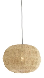 Hängeleuchte aus natürlichem Material in Seitenansicht, mit schwarzem Kabel und warmem Licht.