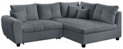 Graues Ecksofa mit weichem Stoffbezug, bestehend aus zwei Teilen, von vorne betrachtet.