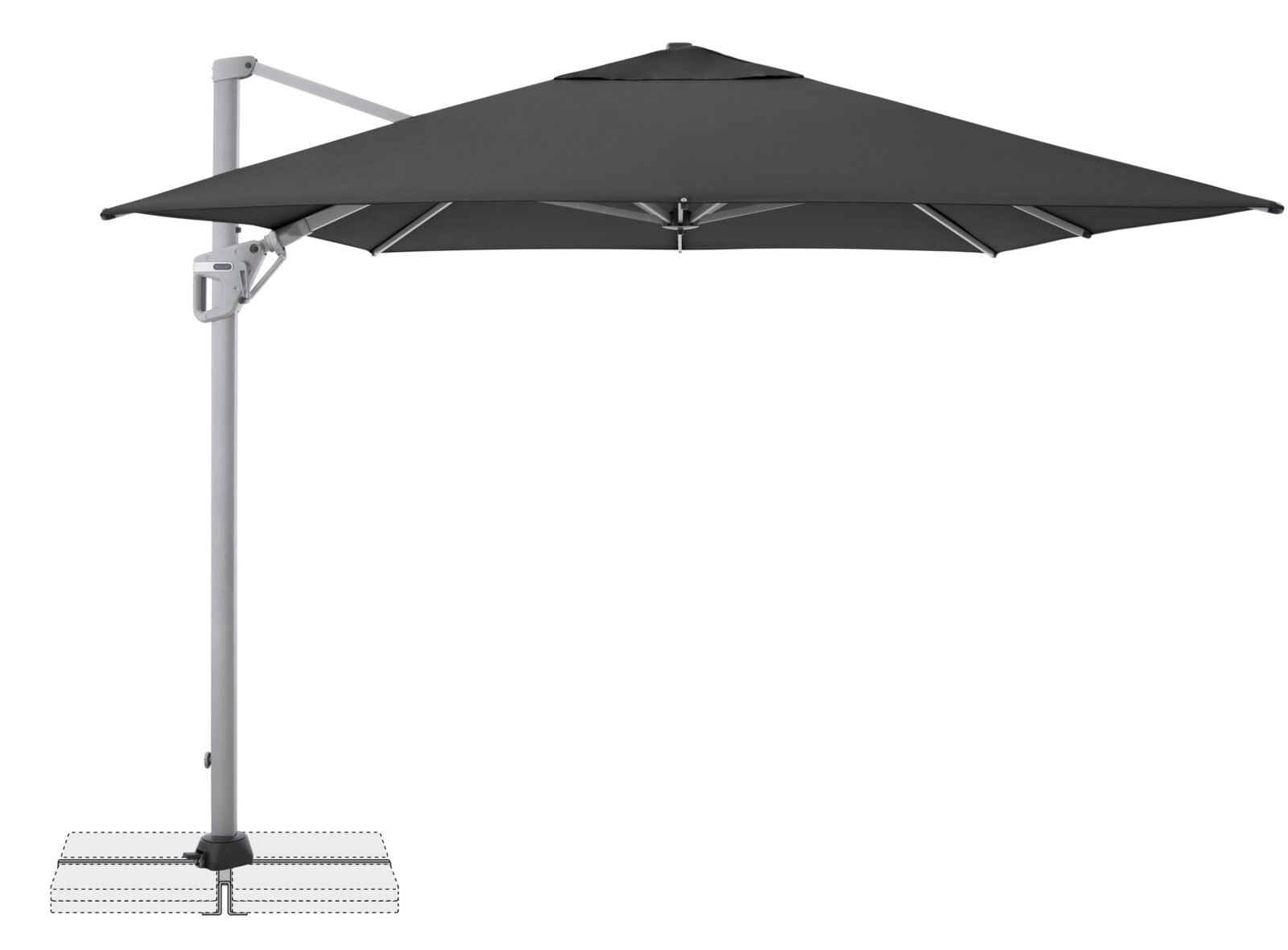 Zwarte parasol met zijdelingse mast en slingermechanisme, vrijstaand op een witte achtergrond, vooraanzicht licht van onderaf
