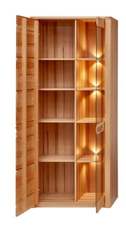 Holzvitrine mit offenen Türen, linke Seite mit Regalböden, rechte Seite mit beleuchteten Glasregalen, Frontalansicht