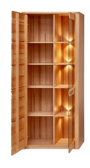 Houten vitrinekast met open deuren, linkerkant met legplanken, rechterkant met verlichte glazen planken, vooraanzicht