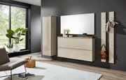 Modernes Wandgarderoben-Set in Beige Hochglanz mit Hängeschrank, Schuhschrank/Kommode, Spiegel und zwei Garderobenpaneelen an dunkelgrauer Wand, frontal aus leicht seitlicher Perspektive aufgenommen.