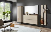 Modernes Wandgarderoben-Set in Beige Hochglanz mit Hängeschrank, Schuhschrank/Kommode, Spiegel und zwei Garderobenpaneelen an dunkelgrauer Wand, frontal aus leicht seitlicher Perspektive aufgenommen.