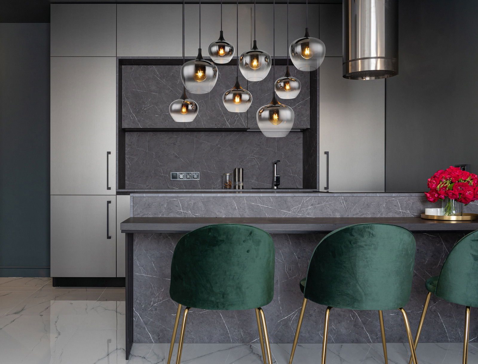 Globo Lighting Hängeleuchte MAXY Moderne Hängeleuchte mit mehreren Glaskugeln in einer stilvollen Küche, seitliche Perspektive