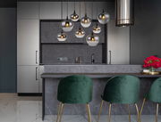 Moderne Hängeleuchte mit mehreren Glaskugeln in einer stilvollen Küche, seitliche Perspektive