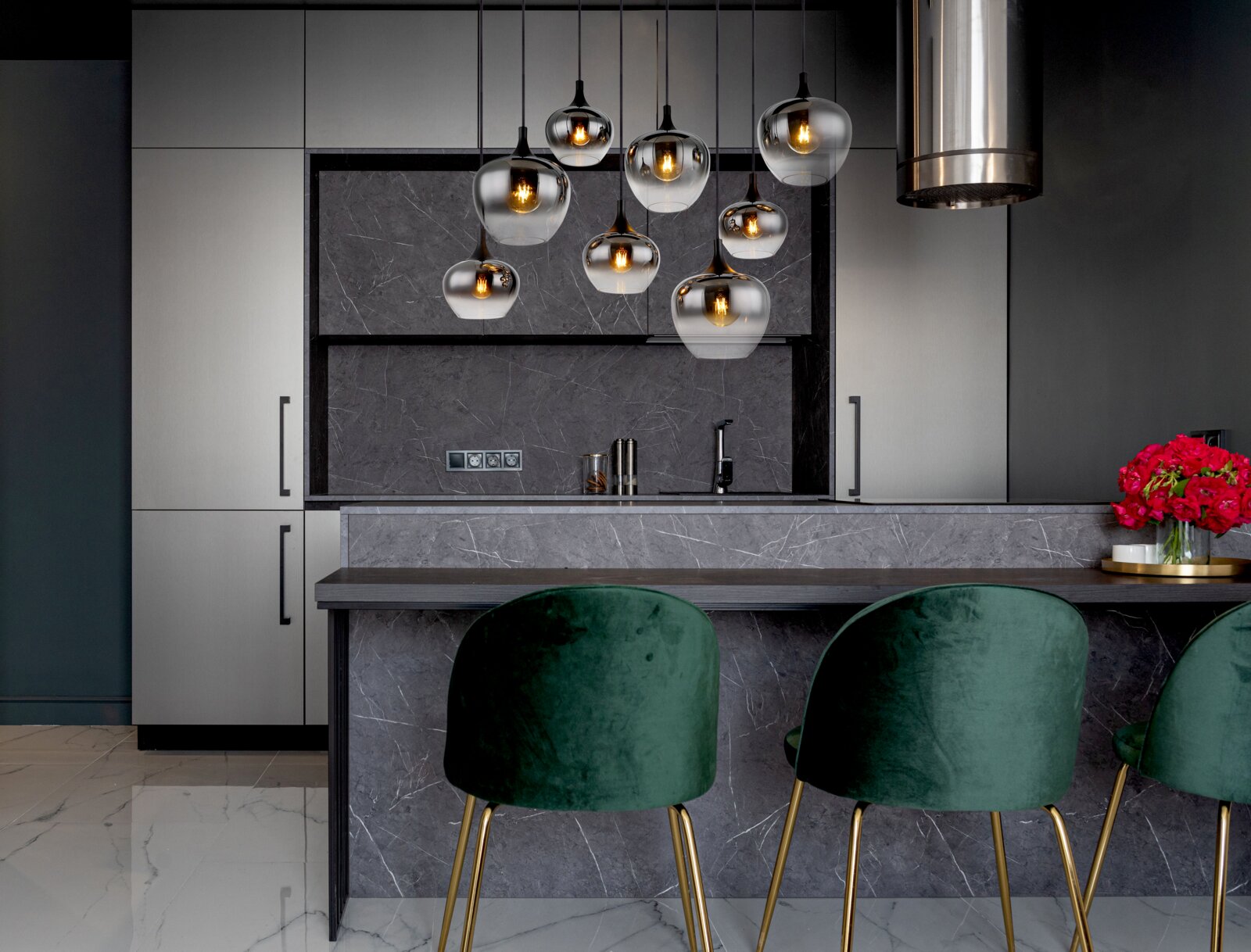 Moderne Hängeleuchte mit mehreren Glaskugeln in einer stilvollen Küche, seitliche Perspektive