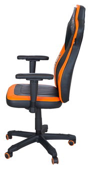 Seitliche Ansicht eines schwarz-orangefarbenen Gaming-Stuhls mit verstellbaren Armlehnen und Rollen.